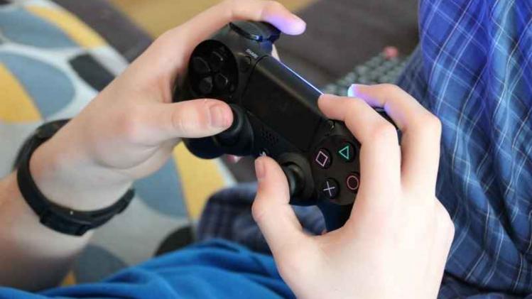 Deugniet geeft zichzelf huiswerk voor de 'les computerspelletjes'